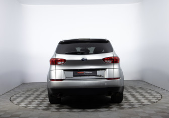 Подержанный автомобиль Subaru Tribeca 2006 года (6 фото)
