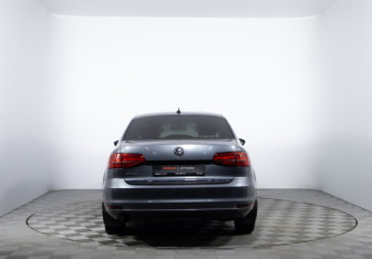 Подержанный автомобиль Volkswagen Jetta Sedan 2016 года (6 фото)