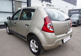 Подержанный автомобиль Renault Sandero 2010 года (7 фото)