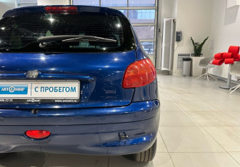 Подержанный автомобиль Peugeot 206 Hatchback 2002 года (10 фото)