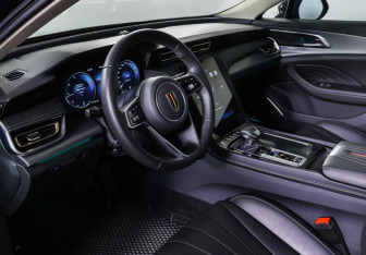 Подержанный автомобиль Hongqi H5 2024 года (15 фото)