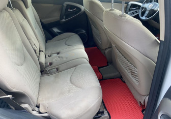 Подержанный автомобиль Toyota RAV4 2006 года (11 фото)