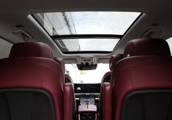 Подержанный автомобиль Hongqi E-HS9 2020 года (21 фото)
