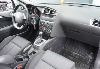 Подержанный автомобиль Citroen C4 Hatchback 2012 года (9 фото)