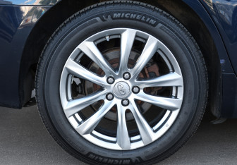 Подержанный автомобиль Infiniti Q70 2015 года (25 фото)