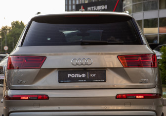Подержанный автомобиль Audi Q7 2015 года (25 фото)