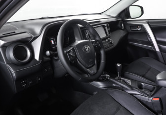 Подержанный автомобиль Toyota RAV4 2017 года (15 фото)