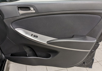 Подержанный автомобиль Hyundai Solaris Hatchback 2015 года (18 фото)
