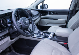 Подержанный автомобиль Kia Carnival 2020 года (9 фото)