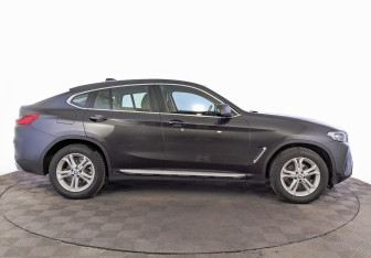 Подержанный автомобиль BMW X4 2021 года (4 фото)