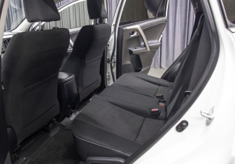 Подержанный автомобиль Toyota RAV4 2016 года (12 фото)