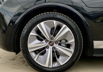 Подержанный автомобиль Hongqi E-HS9 2021 года (9 фото)