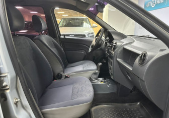 Подержанный автомобиль Renault Logan Sedan 2009 года (10 фото)