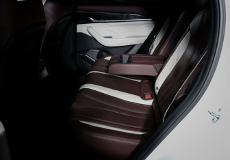 Подержанный автомобиль Geely Monjaro 2023 года (19 фото)