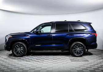 Подержанный автомобиль Toyota Sequoia 2023 года (8 фото)