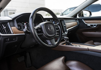 Подержанный автомобиль Volvo S90 2019 года (10 фото)