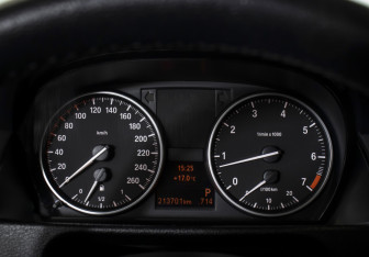 Подержанный автомобиль BMW X1 2012 года (11 фото)