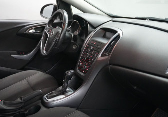 Подержанный автомобиль Opel Astra Hatchback 2013 года (12 фото)