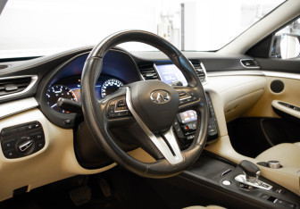 Подержанный автомобиль Infiniti QX50 2018 года (7 фото)