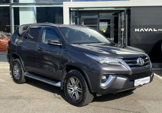 Подержанный автомобиль Toyota Fortuner 2018 года (3 фото)
