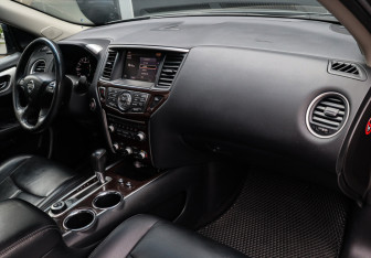 Подержанный автомобиль Nissan Pathfinder 2016 года (7 фото)