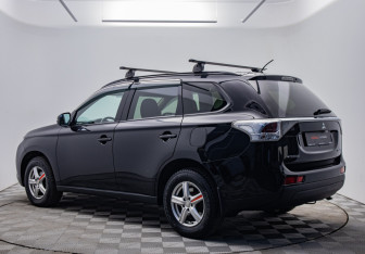 Подержанный автомобиль Mitsubishi Outlander 2013 года (3 фото)