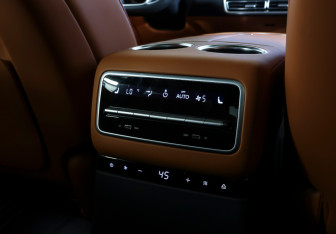 Подержанный автомобиль LiXiang L9 2023 года (19 фото)