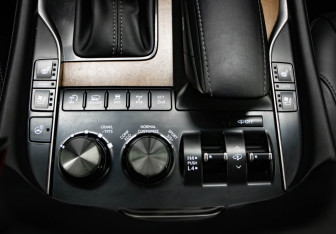 Подержанный автомобиль Lexus LX 2016 года (22 фото)