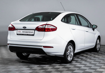 Подержанный автомобиль Ford Fiesta Sedan 2015 года (5 фото)