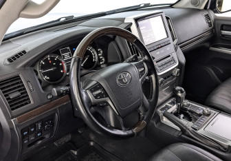 Подержанный автомобиль Toyota Land Cruiser Suv 2018 года (15 фото)