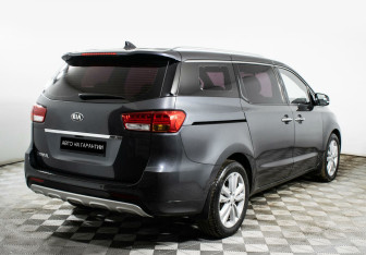 Подержанный автомобиль Kia Carnival 2017 года (3 фото)