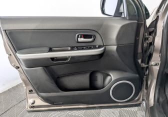 Подержанный автомобиль Suzuki Grand Vitara 2014 года (19 фото)