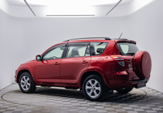 Подержанный автомобиль Toyota RAV4 2011 года (7 фото)