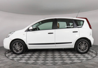 Подержанный автомобиль Nissan Note 2011 года (8 фото)