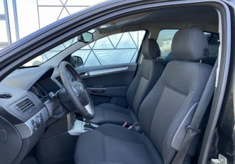 Подержанный автомобиль Opel Astra Sedan 2012 года (17 фото)