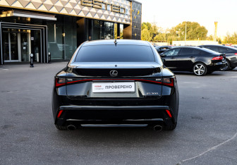 Подержанный автомобиль Lexus IS Sedan 2021 года (6 фото)