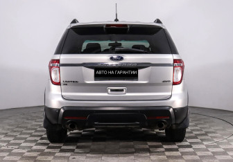 Подержанный автомобиль Ford Explorer 2014 года (4 фото)