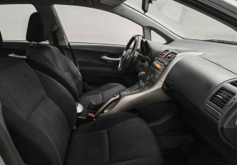 Подержанный автомобиль Toyota Auris Hatchback 2008 года (9 фото)