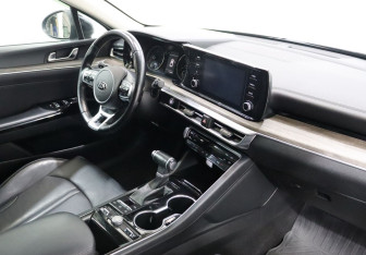 Подержанный автомобиль Kia K5 2021 года (10 фото)