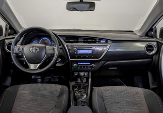 Подержанный автомобиль Toyota Auris Hatchback 2013 года (14 фото)