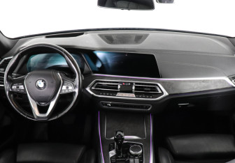 Подержанный автомобиль BMW X5 2019 года (11 фото)