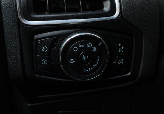 Подержанный автомобиль Ford Focus Hatchback 2012 года (18 фото)