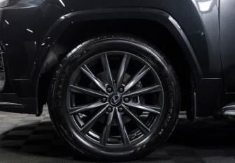 Подержанный автомобиль Lexus LX 2025 года (27 фото)