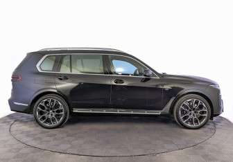 Подержанный автомобиль BMW X7 2024 года (4 фото)