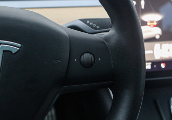 Подержанный автомобиль Tesla Model 3 2019 года (20 фото)