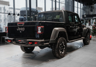 Подержанный автомобиль Jeep Gladiator 2022 года (4 фото)