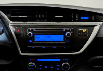 Подержанный автомобиль Toyota Auris Hatchback 2013 года (15 фото)