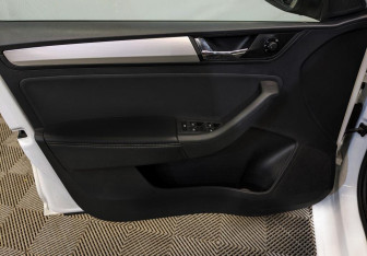 Подержанный автомобиль Skoda Rapid Liftback 2019 года (19 фото)