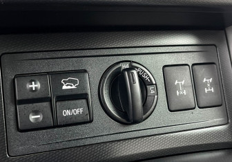Подержанный автомобиль Toyota Land Cruiser Prado 2012 года (15 фото)