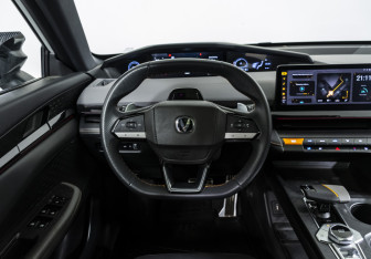 Подержанный автомобиль Changan UNI-V 2023 года (10 фото)